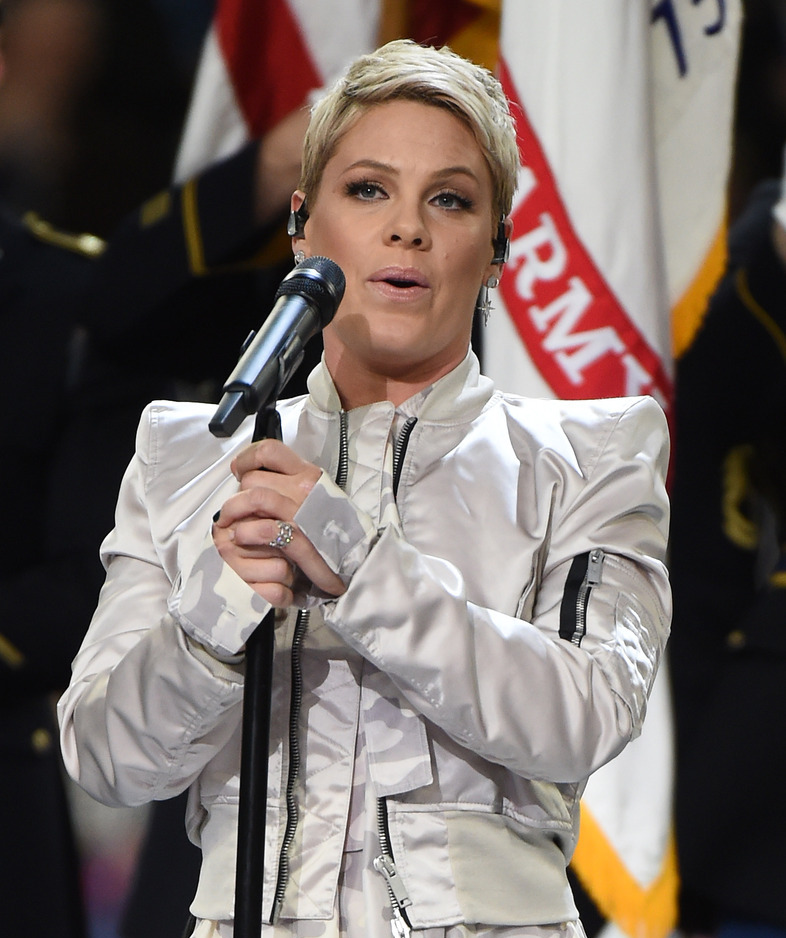 "粉妈"pink献唱国歌