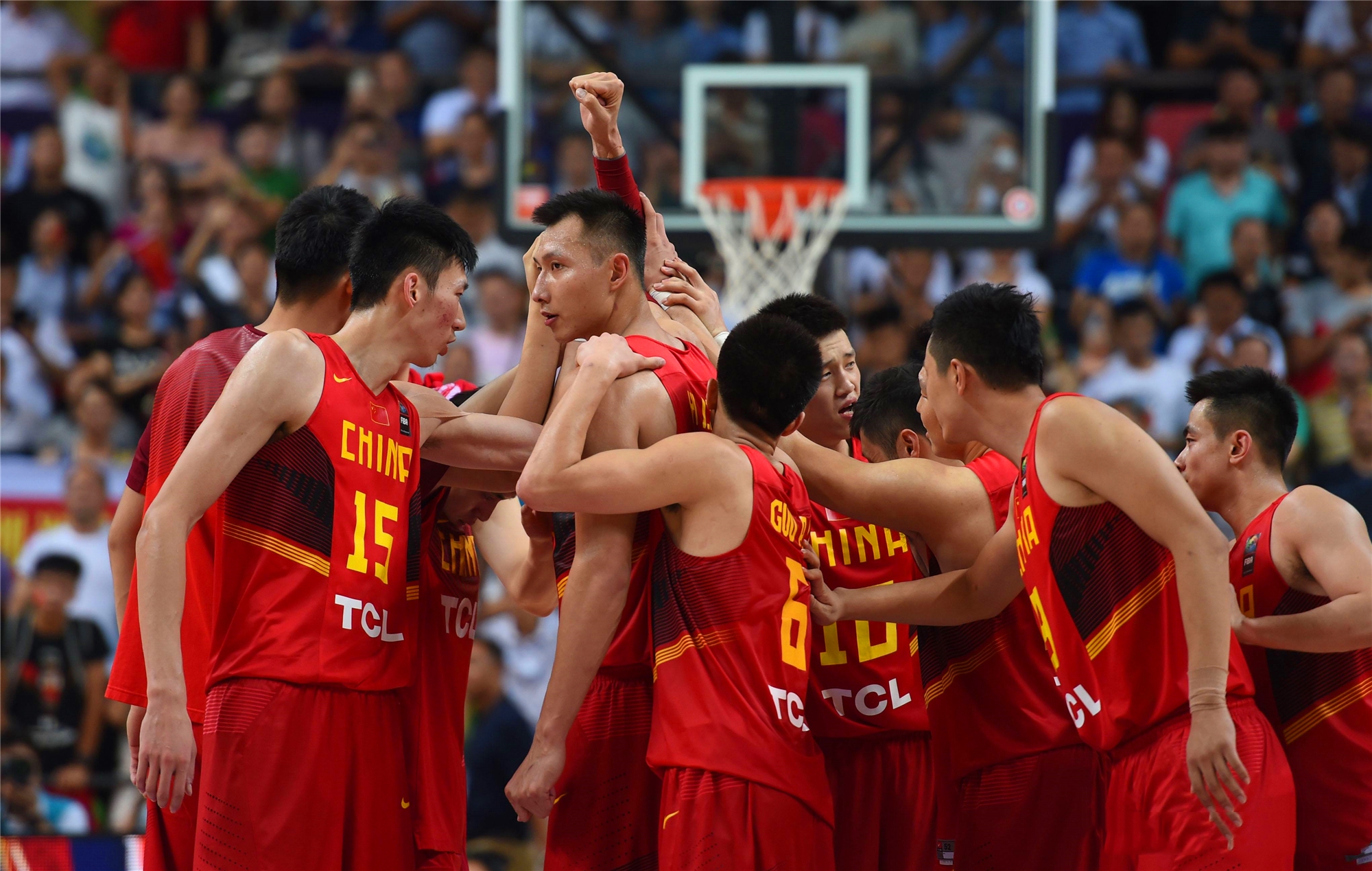 中国男篮全新战袍亮相!14人集体照,三大亮点引人注目