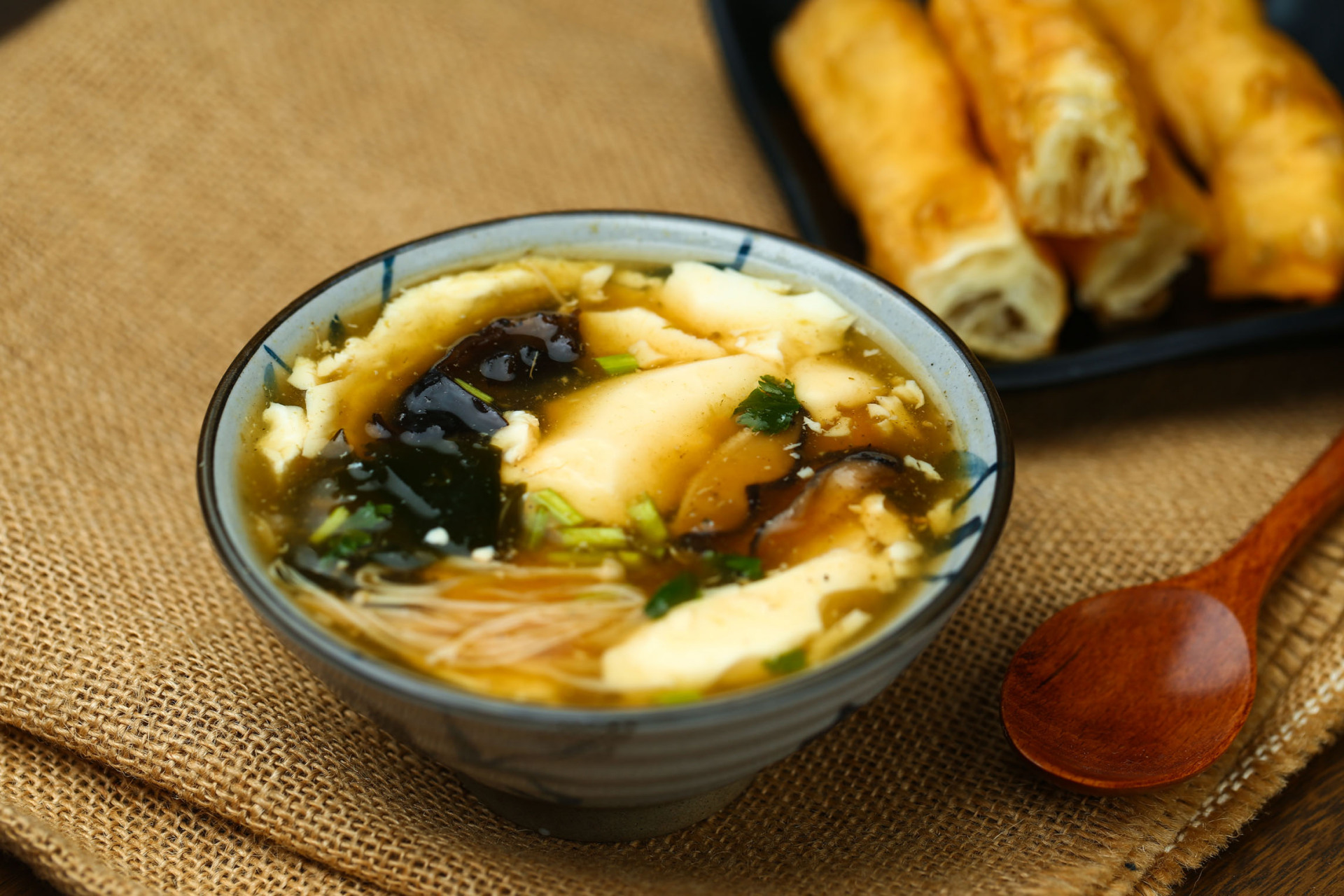 美食教程#豆腐脑:豆腐脑是一道著名的汉族传统小吃,使用豆腐的中间