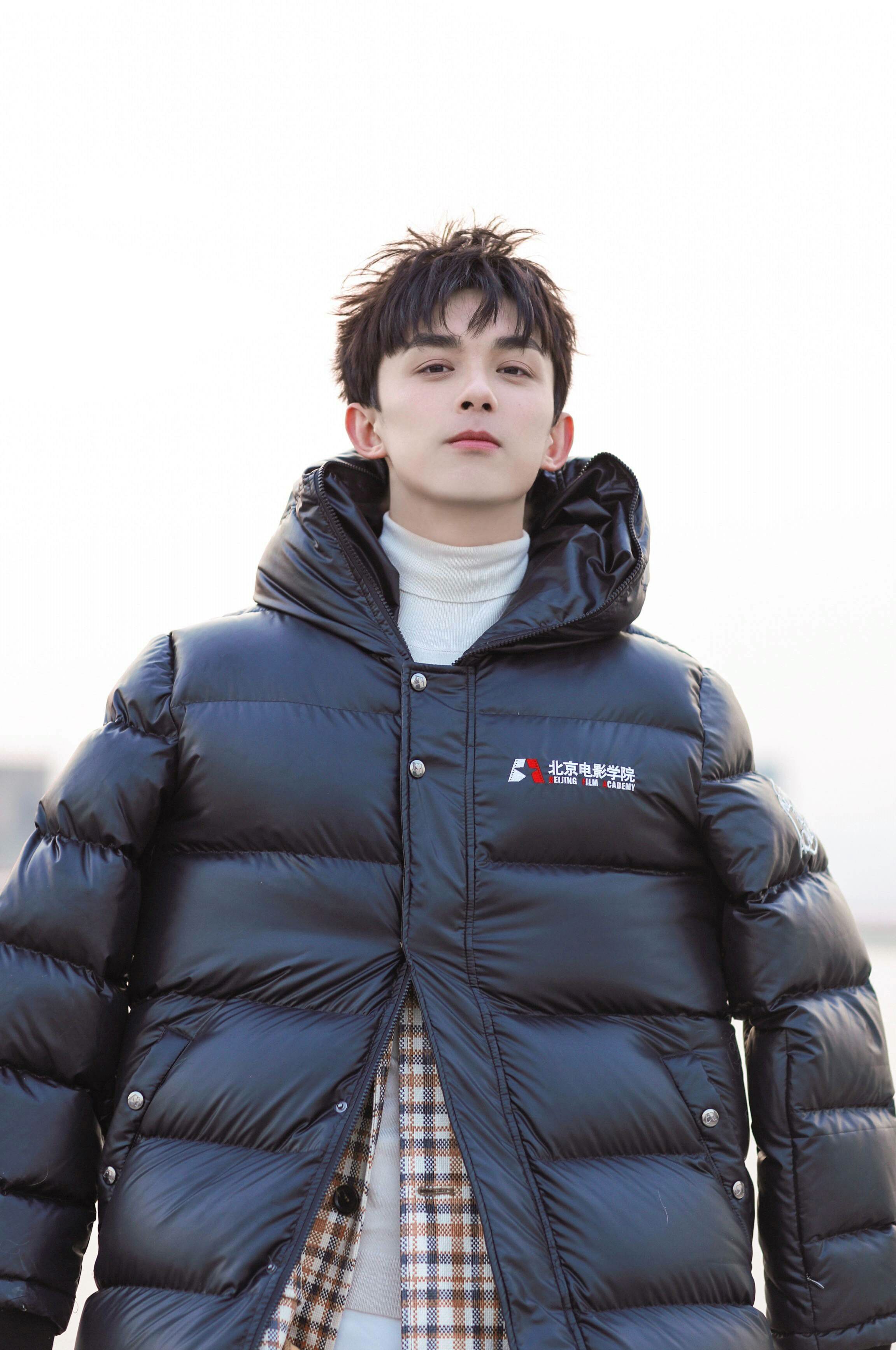 吴磊黑衣尽显成熟帅气,身穿的北电校服是爆款