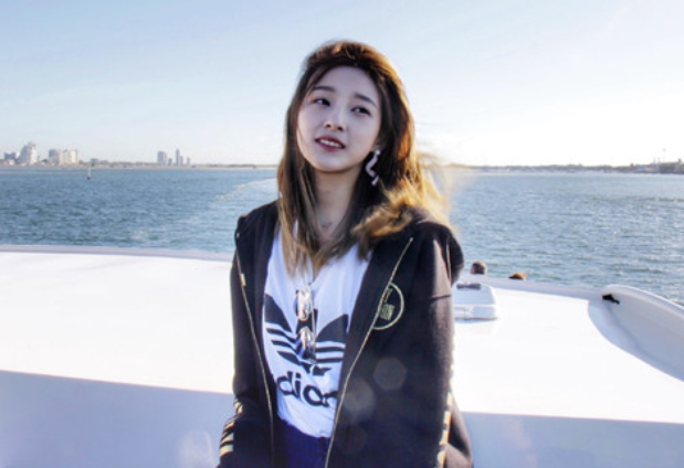 新秀美女主持,因走秀衣服滑落而爆红,霸气回应:谁爱看谁看