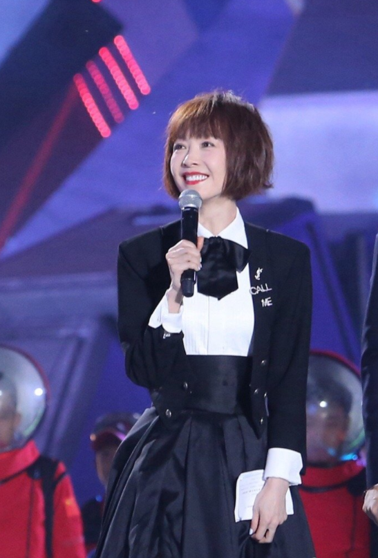 49岁鲁豫上台助阵电影周,穿黑裙显腰身线条,庄重不失高雅