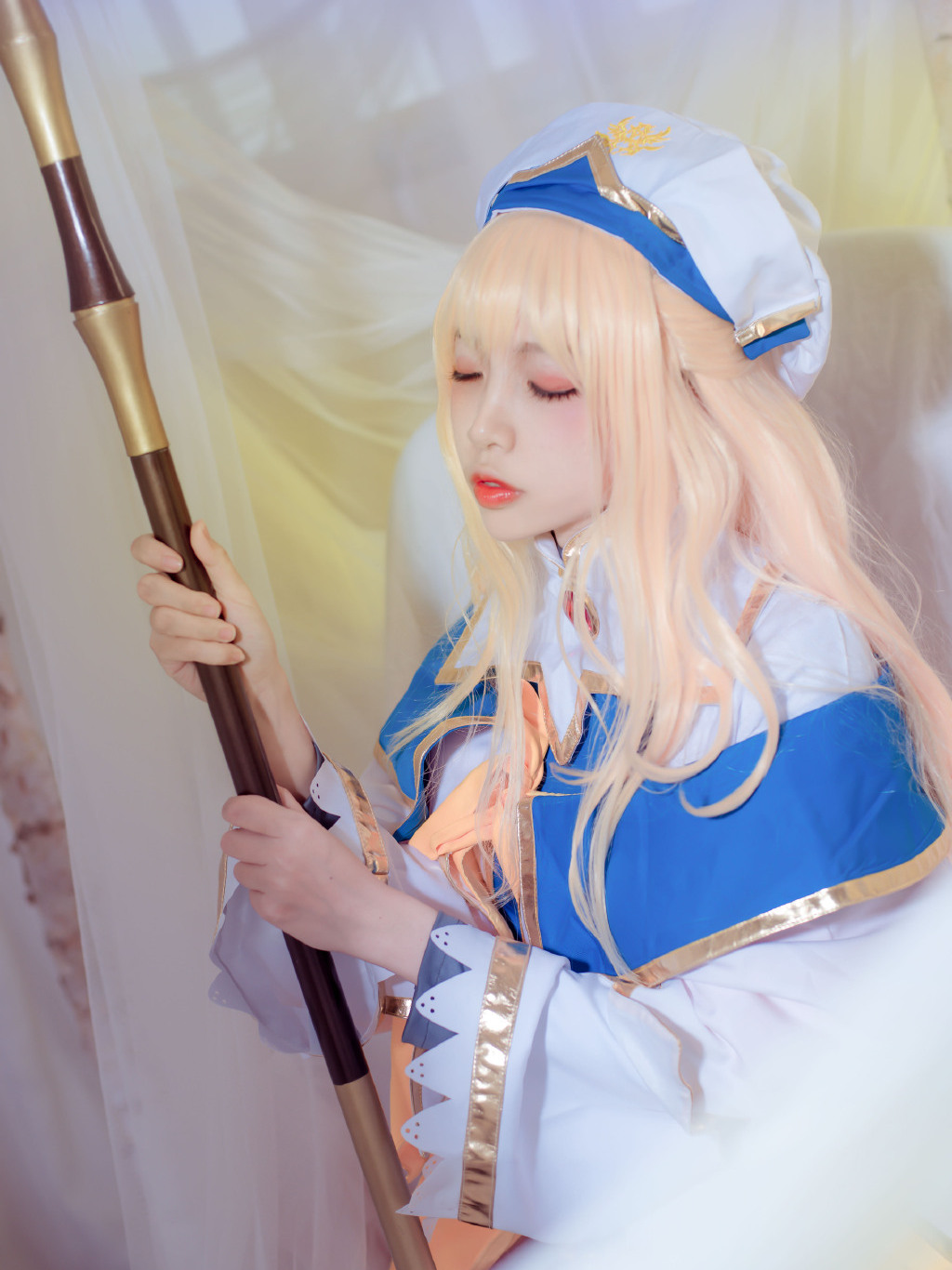 哥布林杀手女神官cos:金发少女,会使用信仰地母神的教会法术