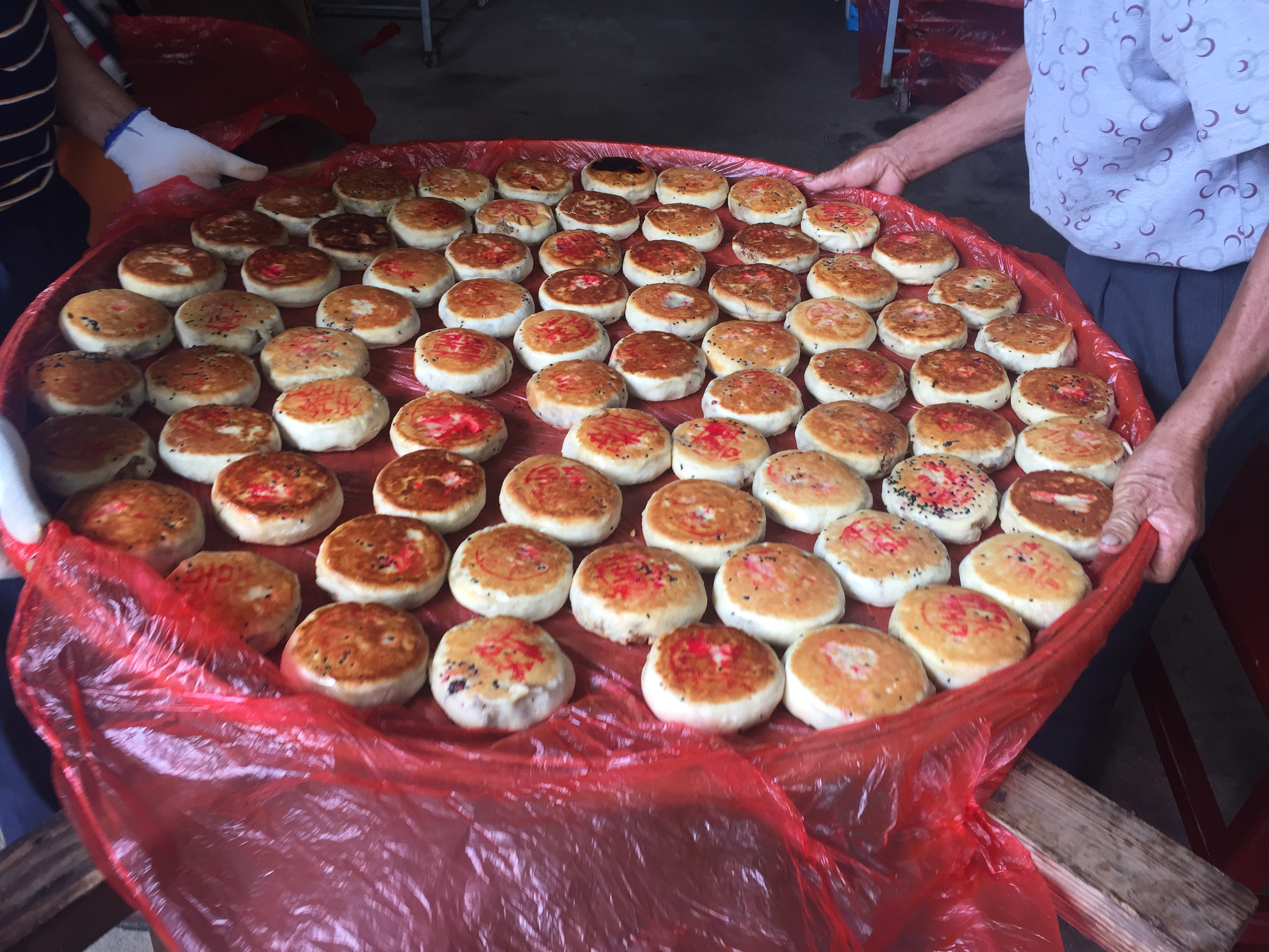 农村结婚自制大喜饼,这样的风俗流传至今,难能可贵