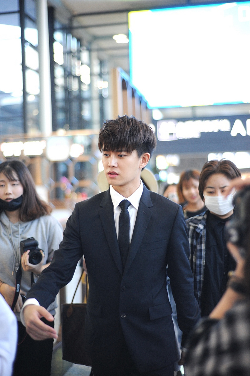 任嘉伦,邢菲领衔的古装奇幻题材作品《烈焰》正在爱奇艺平台热播,应该