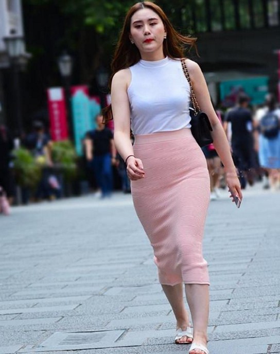 街拍:身材微胖的少妇,紧身衣搭配包臀裙性感成熟,尽显熟女韵味