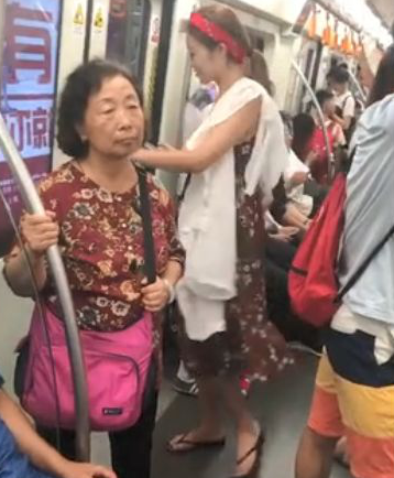 地铁上"抖音女神"和大妈撞衫,看到两人的神情,网友:大妈赢了