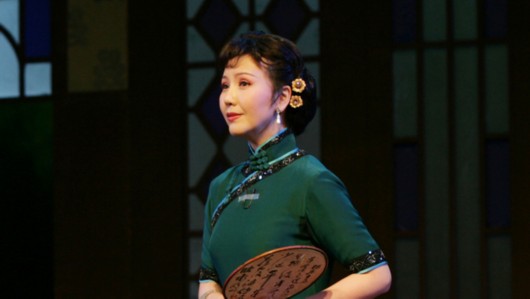 蘩漪——她一望就知道是个果敢阴鸷的女人,她爱起人来像一团火