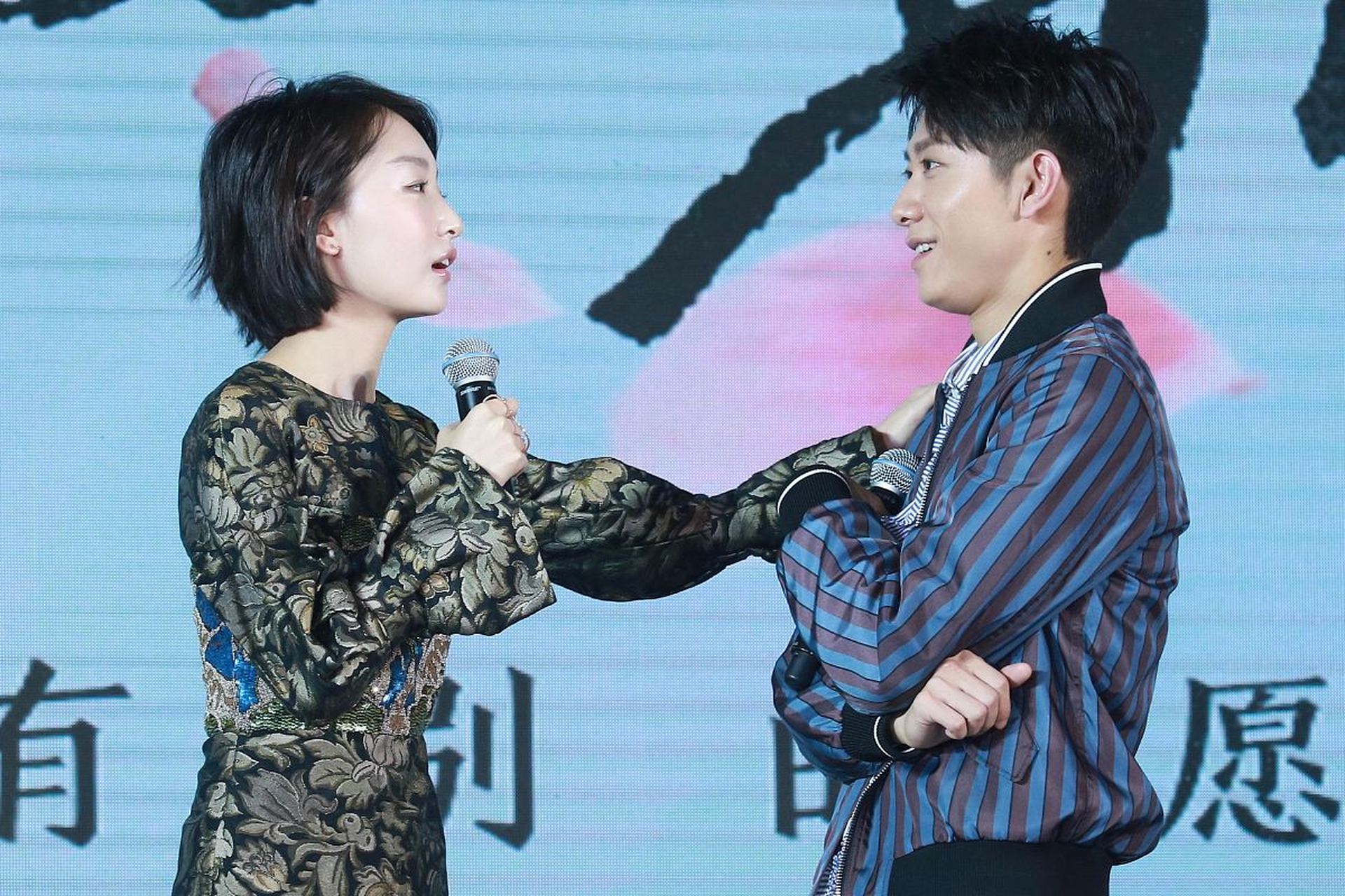 在一次采访中,记者问张一山:杨紫和周冬雨同时掉水里,你先救谁?