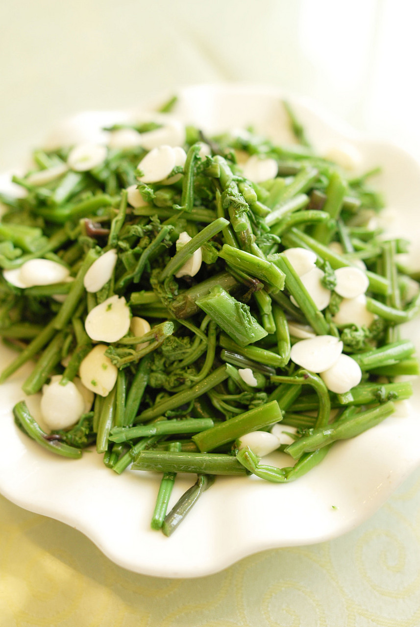 雪里蕻的吃法之"清炒雪里蕻" 取腌渍雪里蕻500克,蒜末30克;雪里蕻挤掉