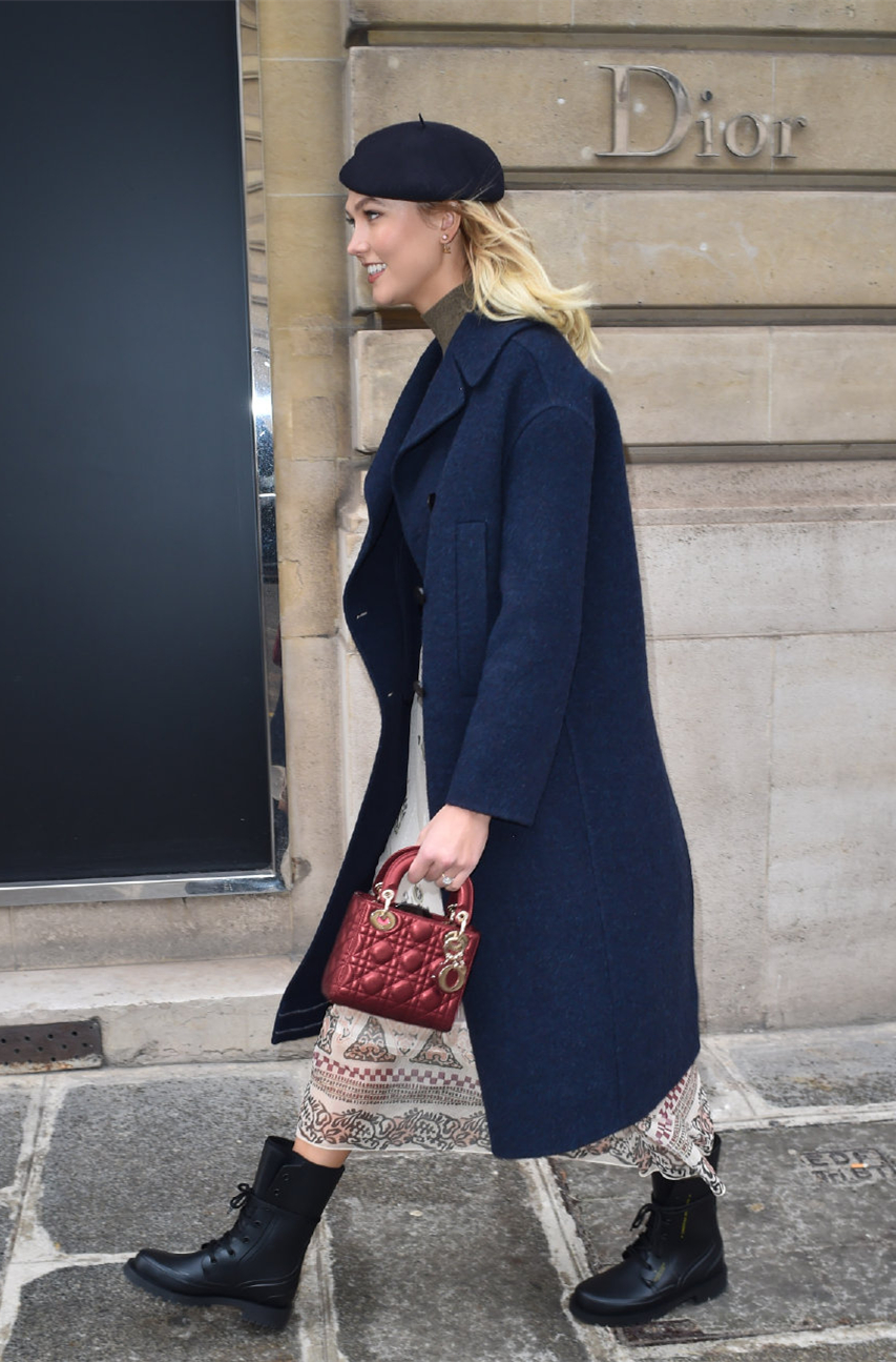 脚上穿了一双皮靴让她的范儿更足了.