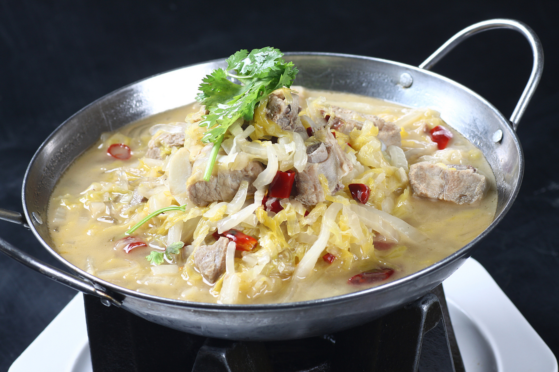 主食材:排骨,东北酸菜.  2. 辅助食材:大葱,姜,干辣椒,八角等.