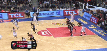 勾手造犯规两罚全丢,周鹏底角三分飙射破僵,哈德森兜出同样三分射进