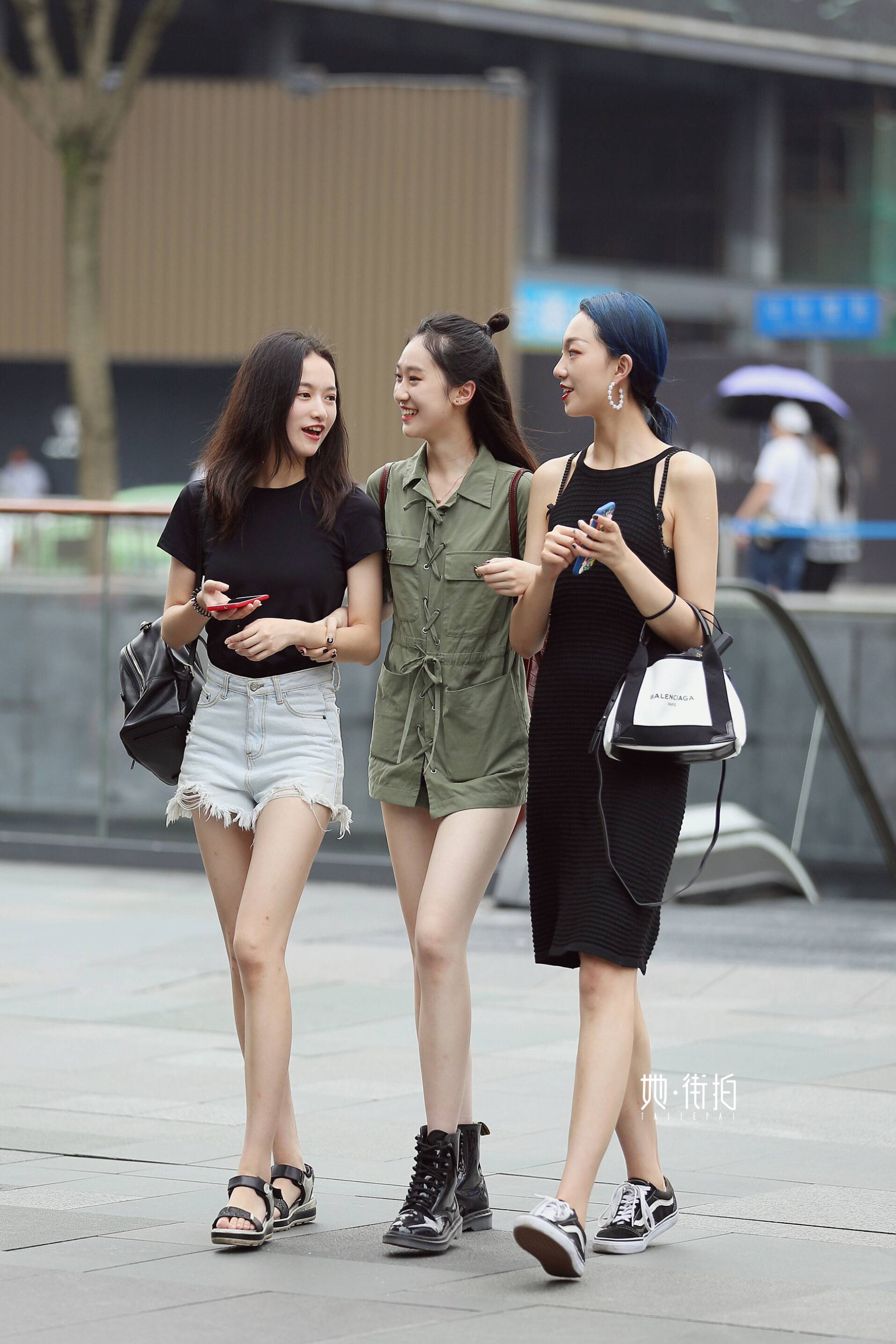 两双大长腿霸屏了,又细又长又白,两个小姐姐不仅身材好颜值高,穿搭也