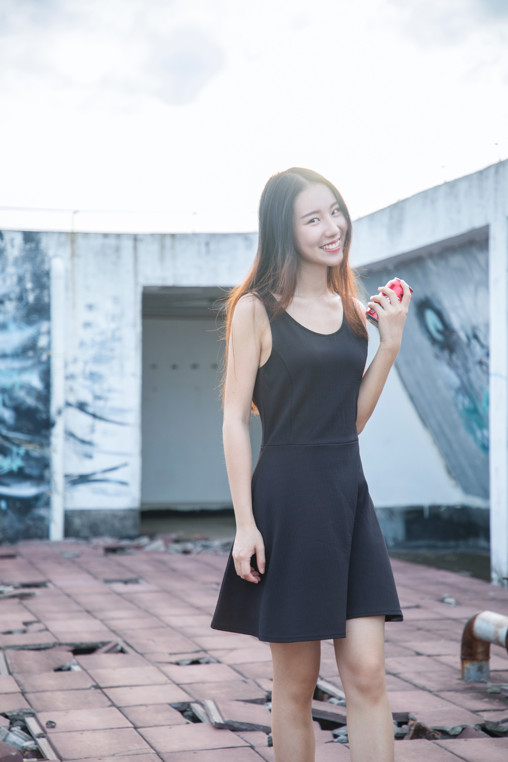 天台邂逅长腿妹子 又是一个坏笑的美女