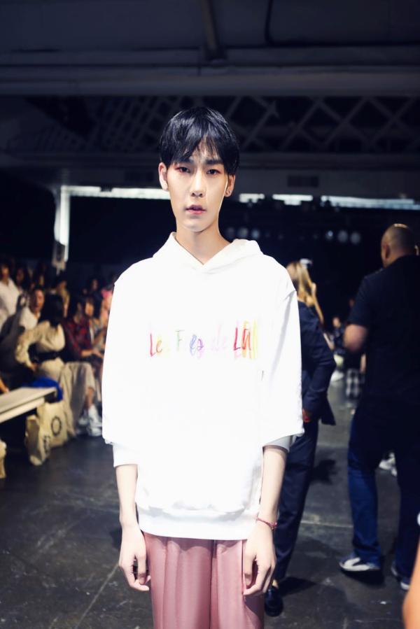 王泽宇纽约时装周看秀 休闲搭配诠释随性时尚