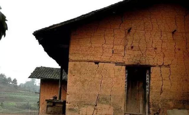 农村老人有水泥房不住,非要住土坯房?