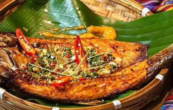 香茅草烤鱼,来自云南滇南地区的一道碳烤鲜罗飞鱼菜肴