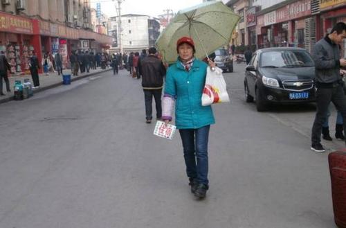 火车站举牌"拉客"大妈,30元一晚的旅店到底如何?看完你敢住吗