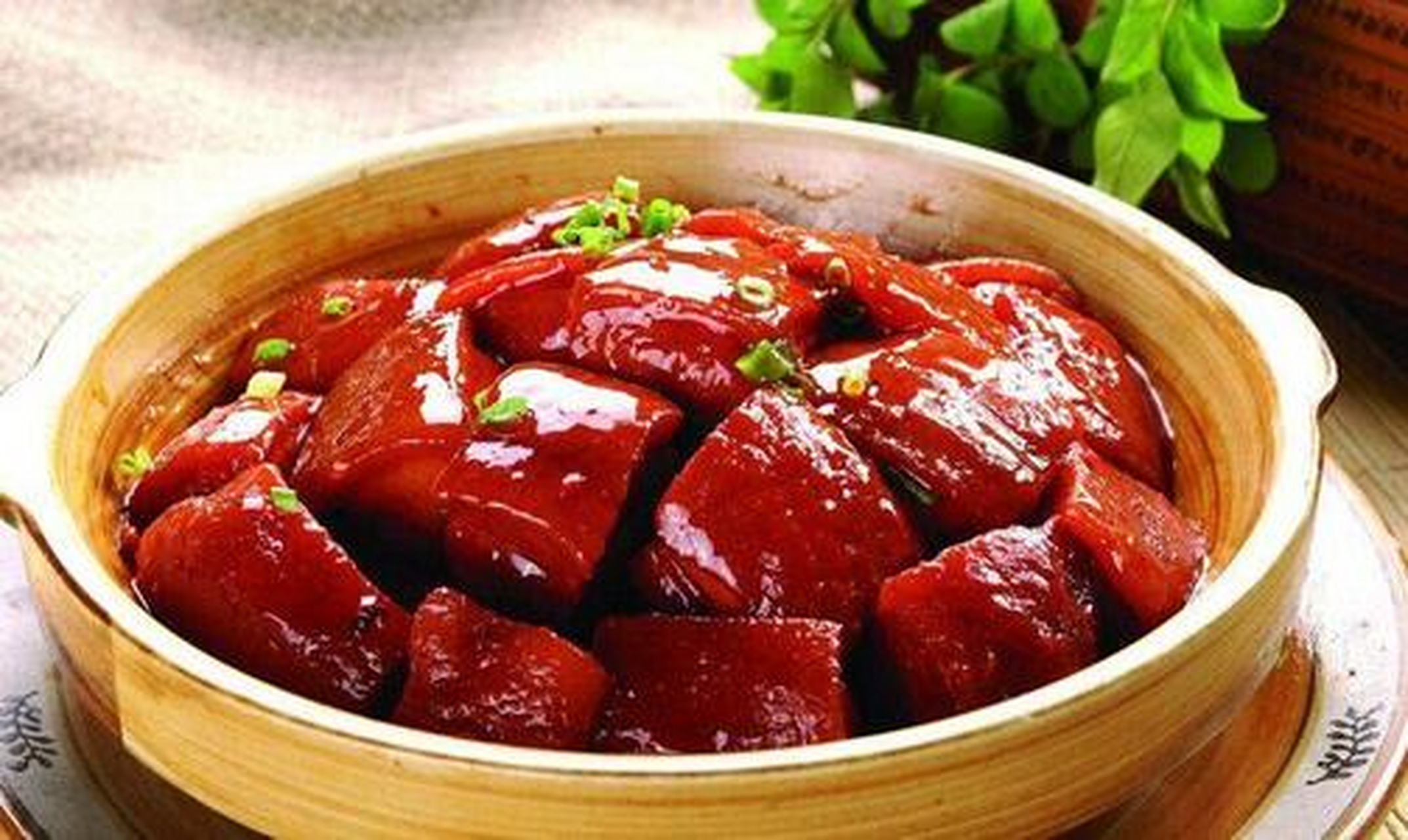 红烧肉是采用半瘦半肥的猪肉,切成匀称的切状,再用上等酱油加少量的糖