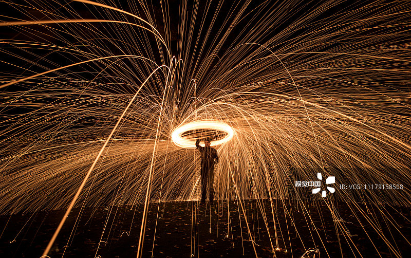 英国摄影师玩转烧红钢丝棉 绚丽火花四溅创造奇异美景