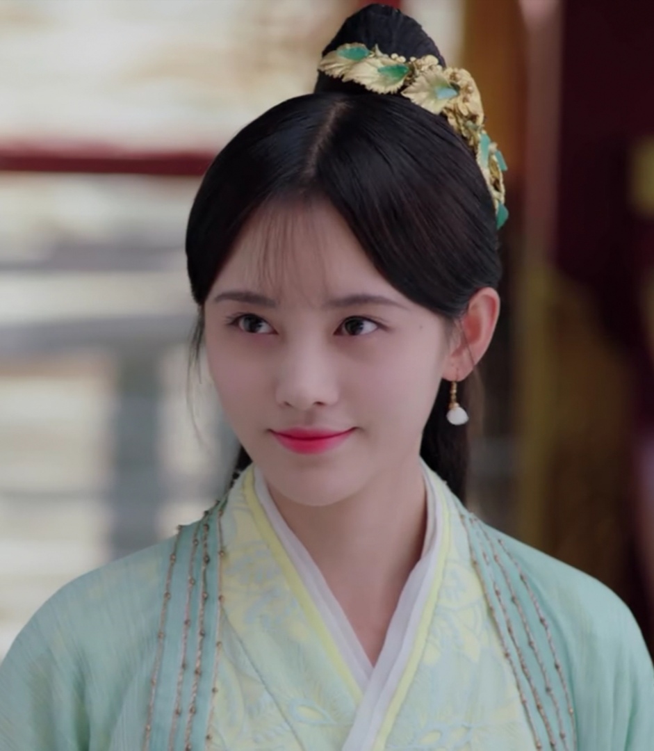 该剧中的百里茗香一直都喜欢张哲瀚饰演的龙非夜,她的这个造型很简单