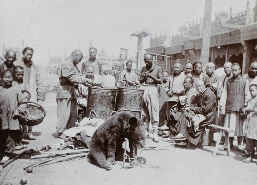 清末老照片:图二为晚清的送葬队伍,图六是街头的马戏表演