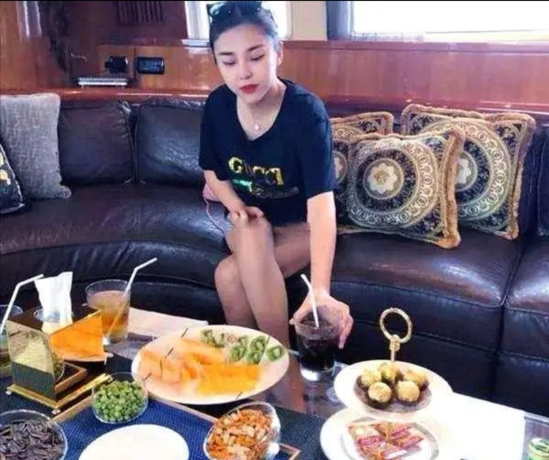 故宫撒欢"奔驰女"自爆研究生毕业,却遭大学直接"打脸"!