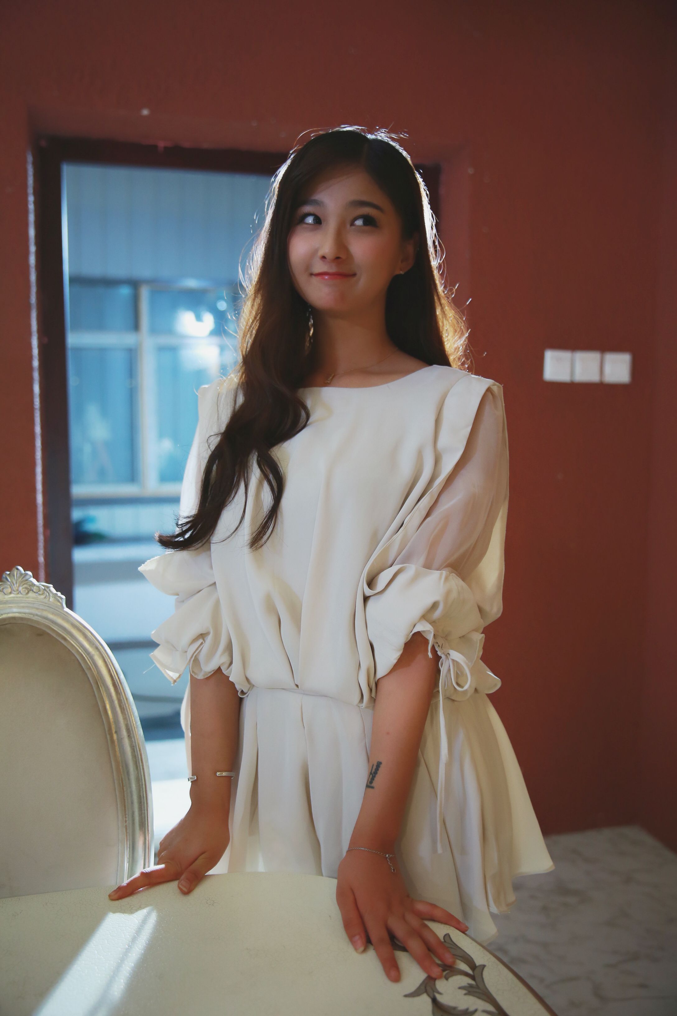 中国内地女演员,主持人,模特戚蓝尹,白色裙子很唯美.