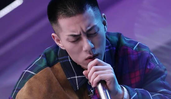 寸头哥卡斯柏比张艺兴出道晚两个月,曾在韩国综艺"抓"蚊子