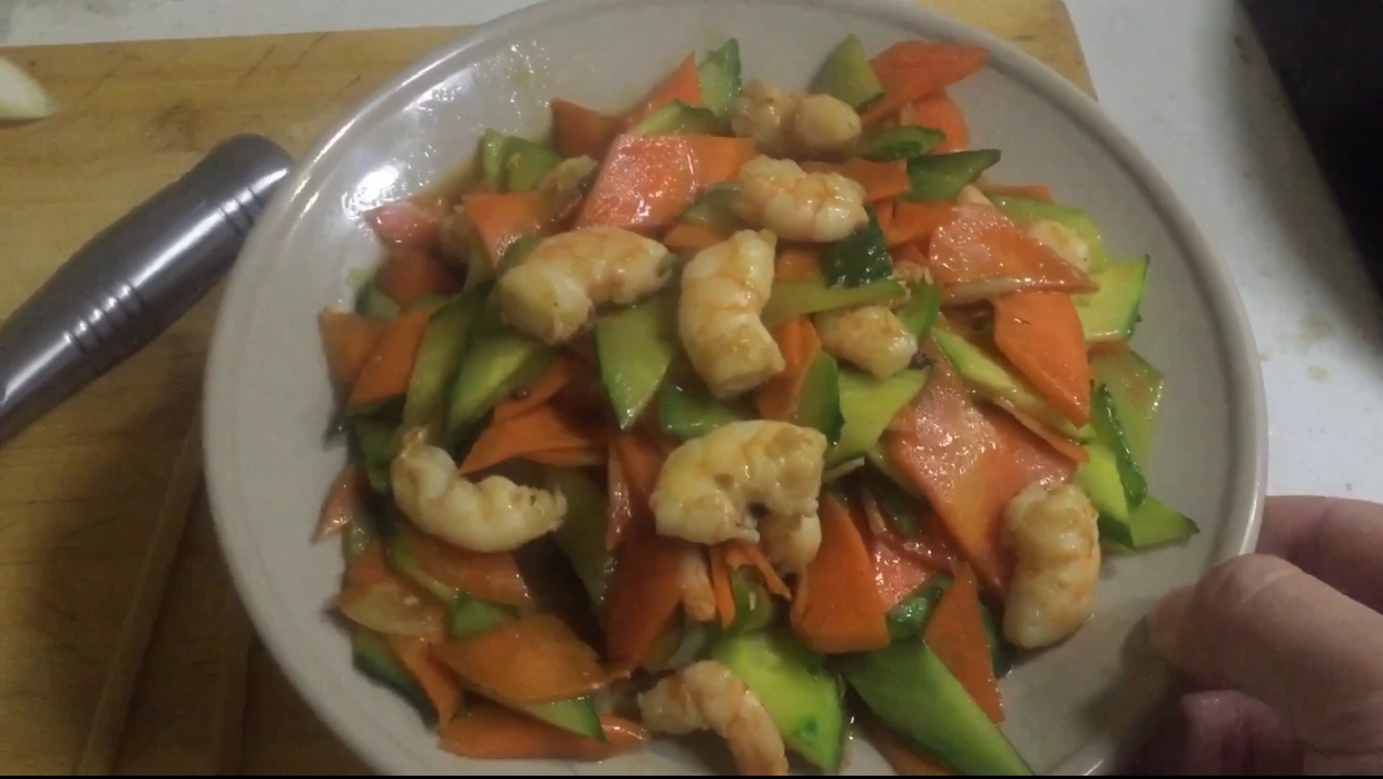 炒辣椒扇贝肉,黄瓜虾仁,家常土豆丝,一盘熏肉,大红枣豆浆,香