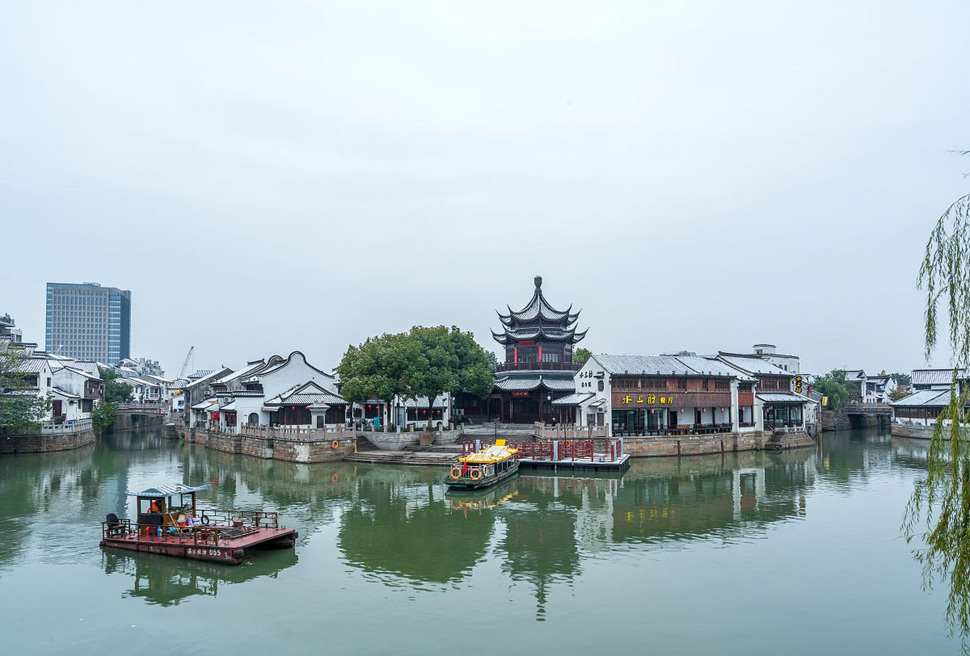 秦淮河是南京市的重要旅游景点之一.