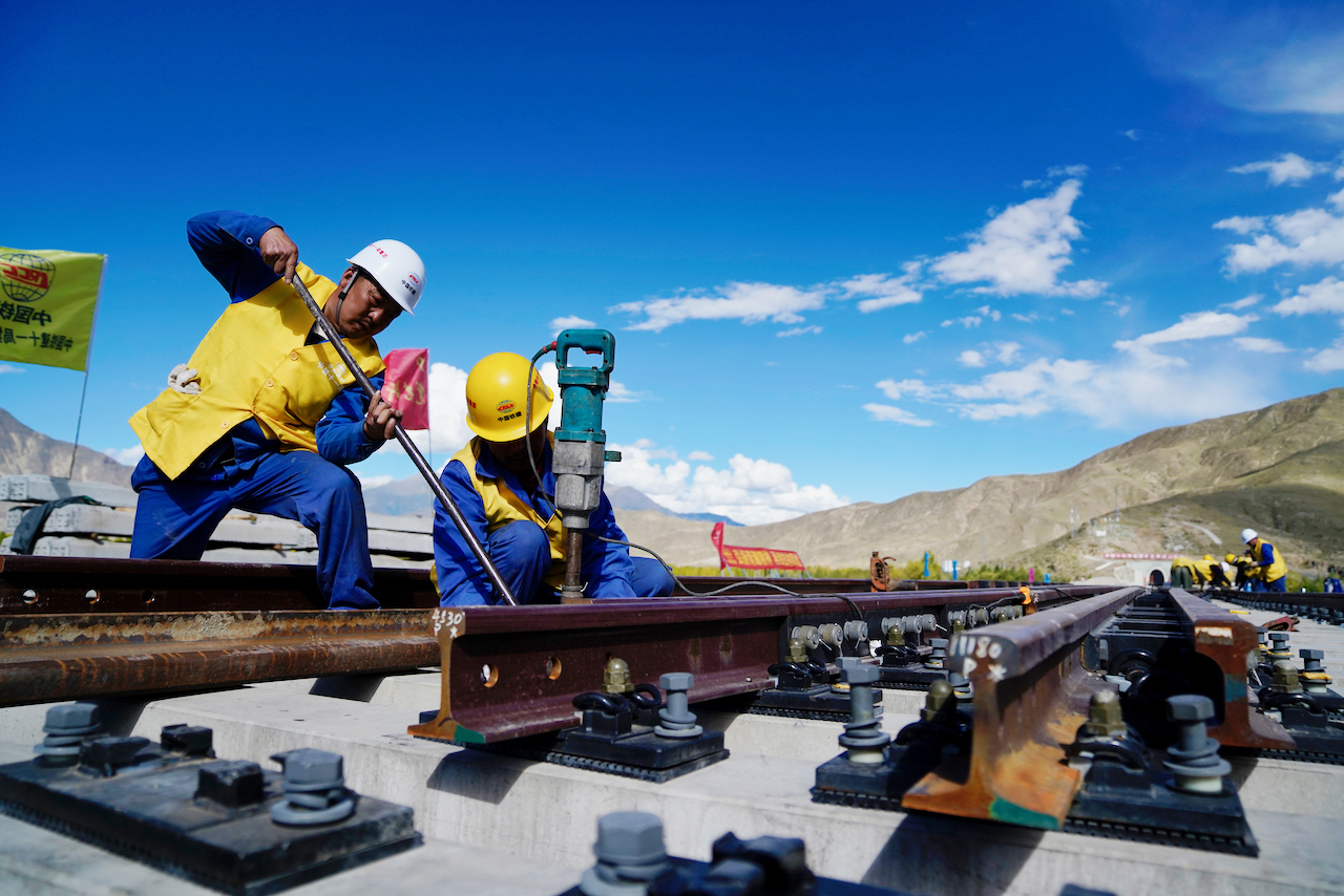 川藏铁路拉林段首组道岔铺设成功(2)
