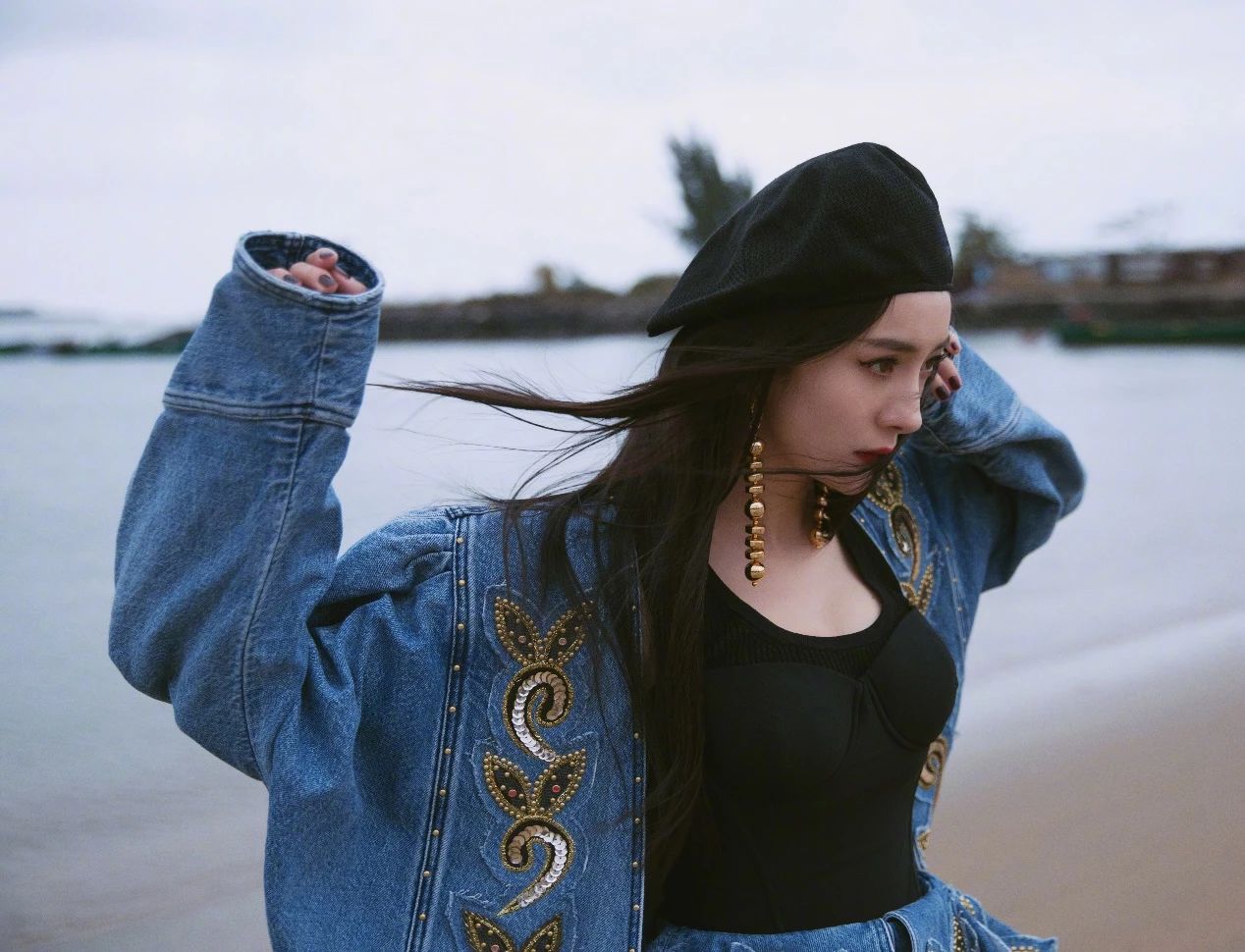 杨幂这造型得让多少人睡不着!牛仔短裙配背心很社会,是心动啊