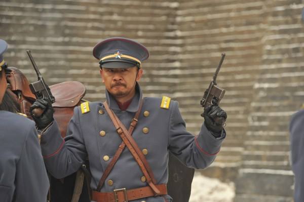 电影中手持双枪射击仅仅在耍帅,还能打得准吗?现实很残酷