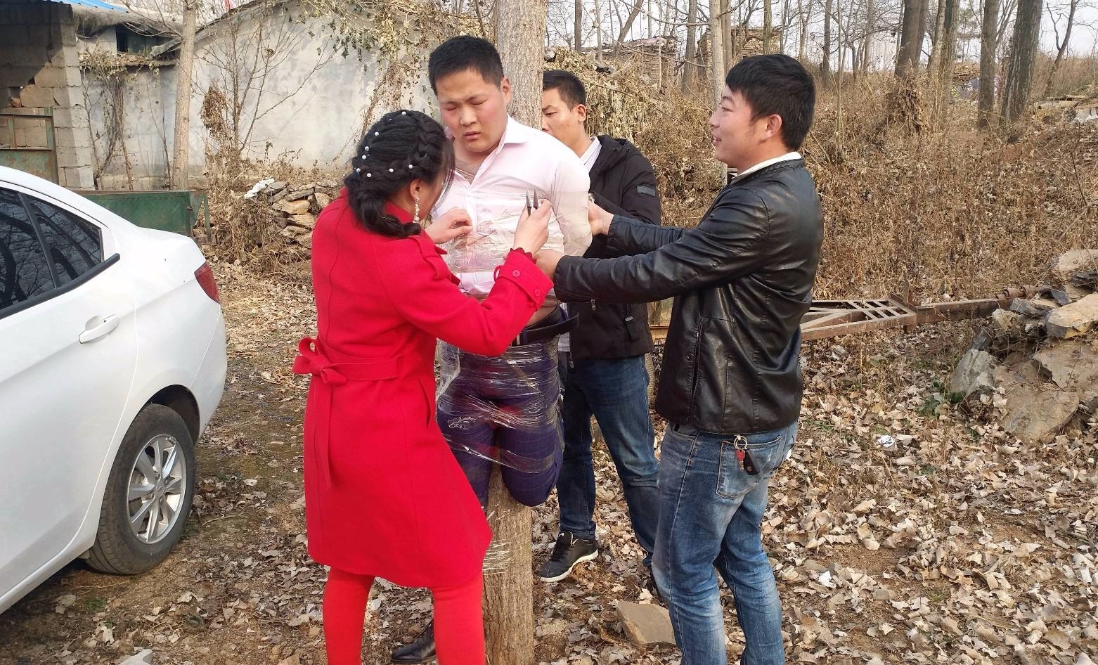 婚礼上,伴娘遭婚闹,新郎:忍忍吧!新娘怒撕婚纱:不道歉就离婚