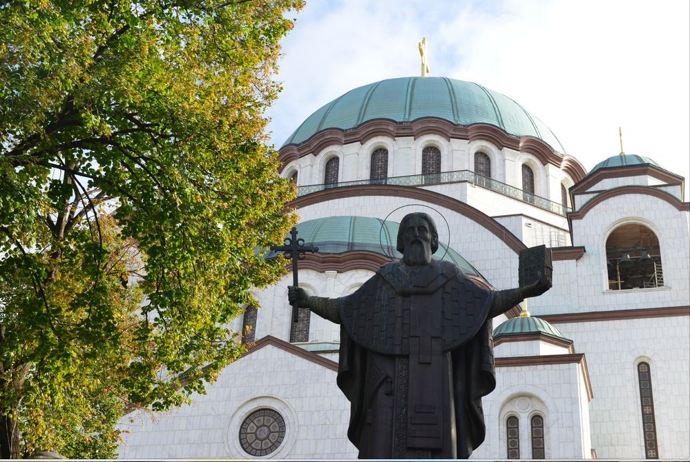 在铁托墓上有一块白色大理石墓碑, 上面只简单地写着:"约西普·布罗兹