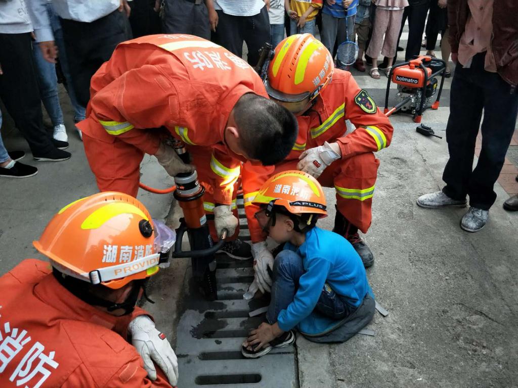 6 岁男孩下水道口捡玩具 手却被下水道板盖卡住