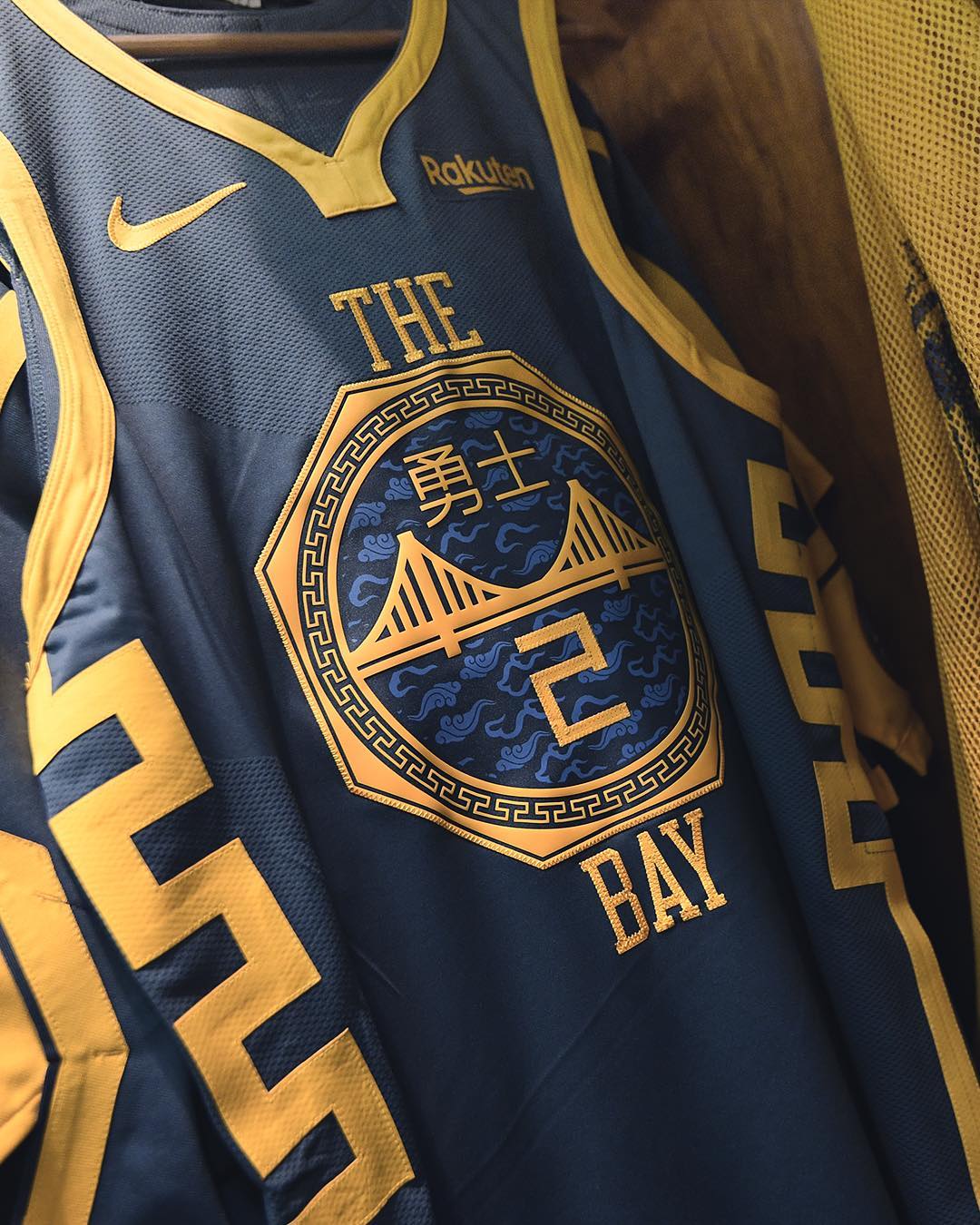 金州勇士队城市版球衣细节赏析与新秀埃文斯出席感恩节活动