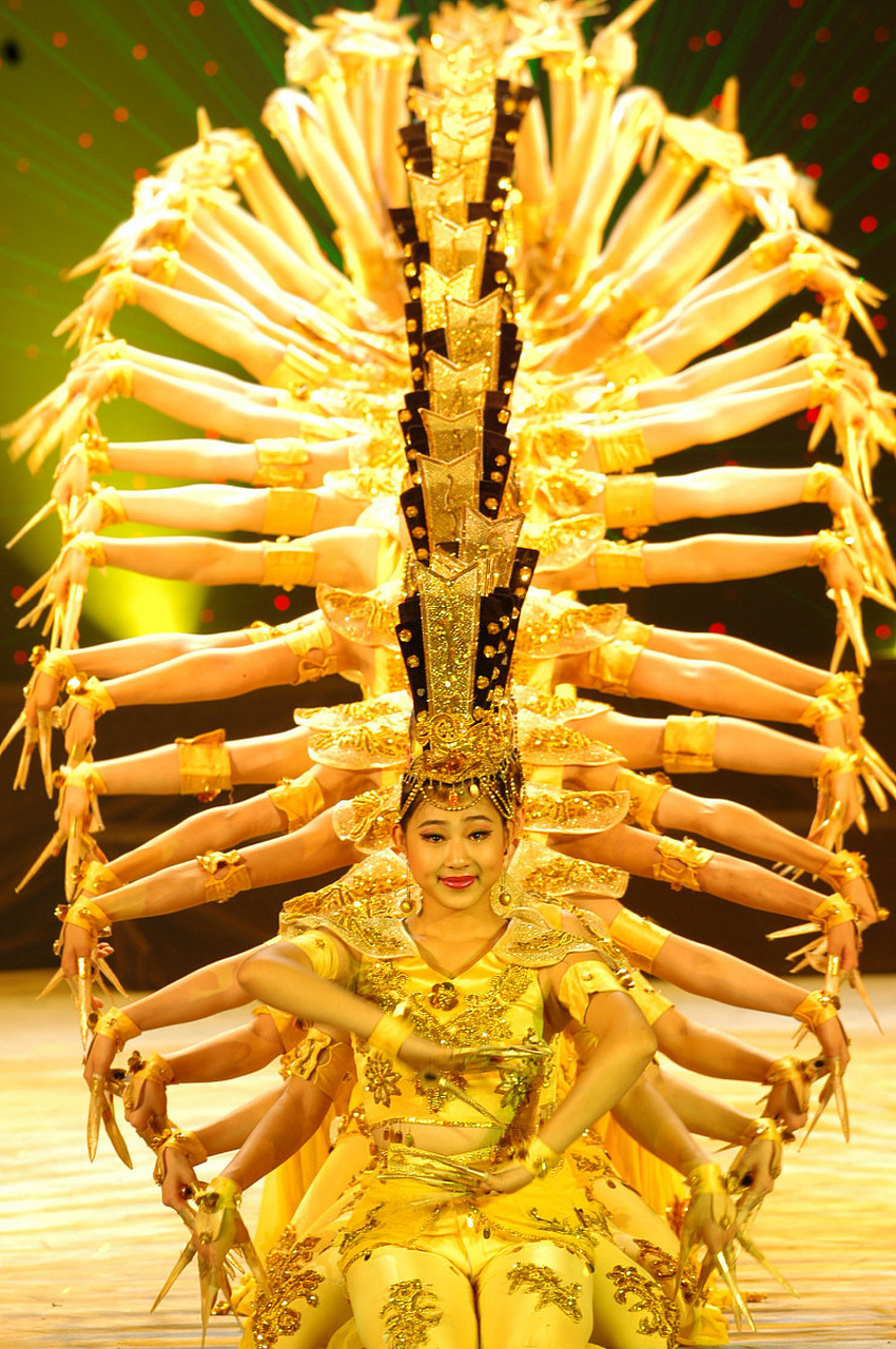 2024新春展望#  邰丽华及中国残疾人艺术团的《千手观音》不仅是掖挝