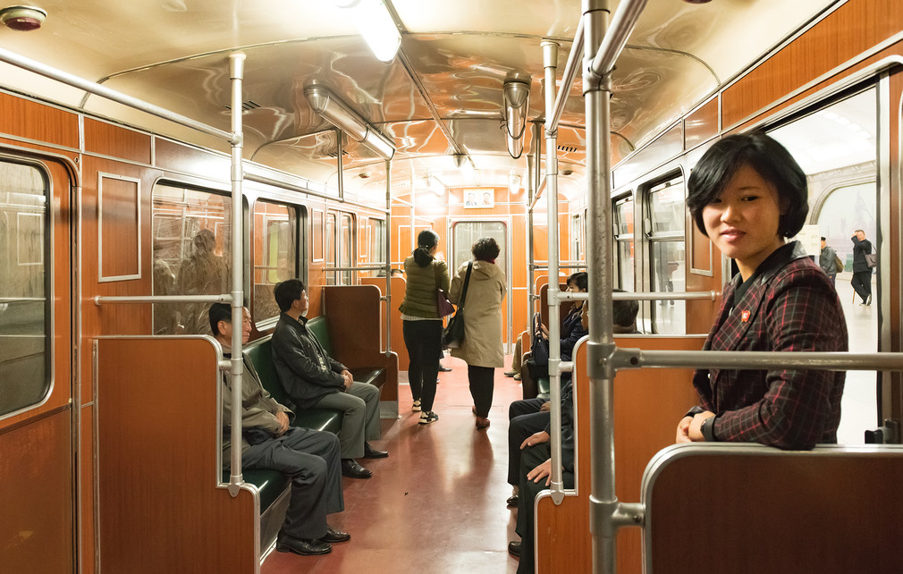 实拍朝鲜:游客镜头下平壤地铁站的众生相!