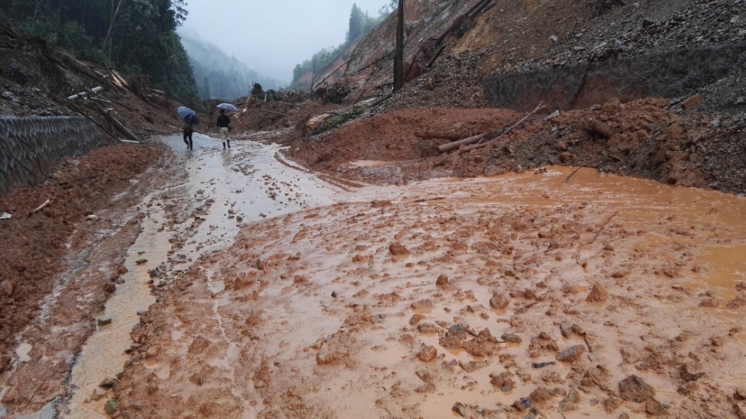 山,村里老人都说打爷爷的爷爷的爷爷起……我的先人就在这山沟里吆生
