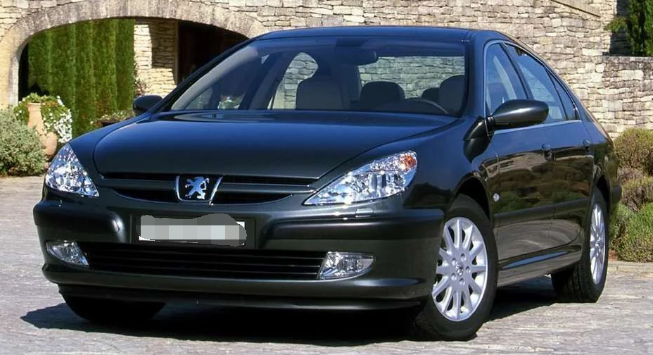 标致607新颖的设计,回头率相当的高,很有安全感!