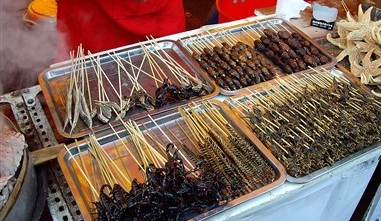 农村大妈路边卖烤串,被"它"吓到没人敢尝,结果我吃了!