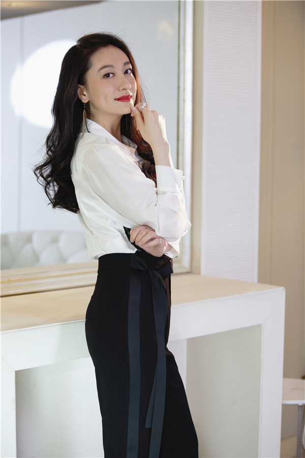 董维嘉知性写真气场全开 衬衫西裤又a又美
