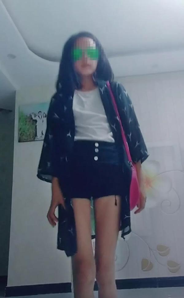 警醒!9岁女孩沉迷直播,浓妆艳抹扭来扭去,苦练动作一个下午