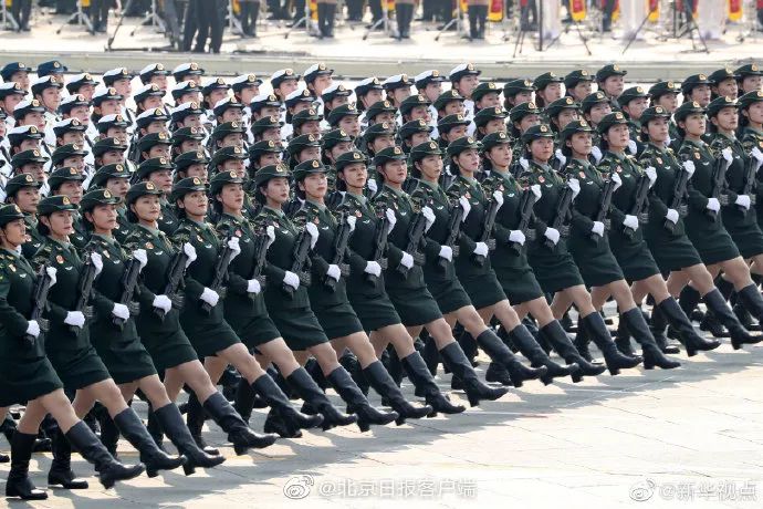 女兵方隊領隊是二位女將軍程曉健少將,唐冰少將.