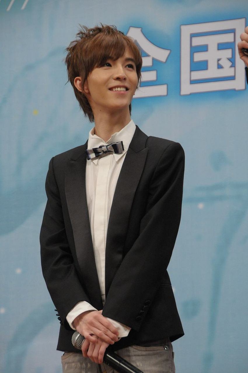 " 02 一米五的身高与稚嫩的脸庞,让郭敬明成为同龄人中的异类,被