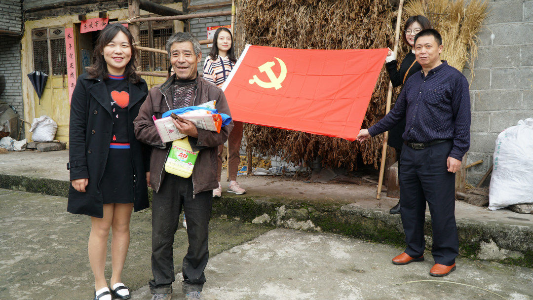 天全县医疗保障局到小河乡关家村开展扶贫日系列活动