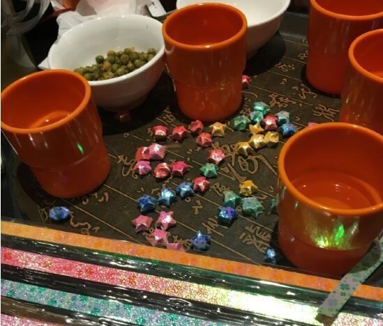 海底捞推出"叠星星"活动,没想到叠到一半就被服务员叫进去